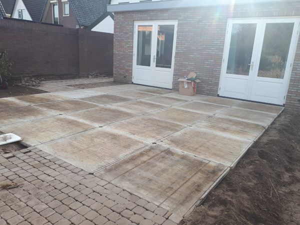 Terras gemaakt van de Steenschotten 1m12 x 1m13.
Voor de aanleg van uw terras of tuin kunt u contact opnemen met van Oort Hoveniers uit Ede (06-13337391).