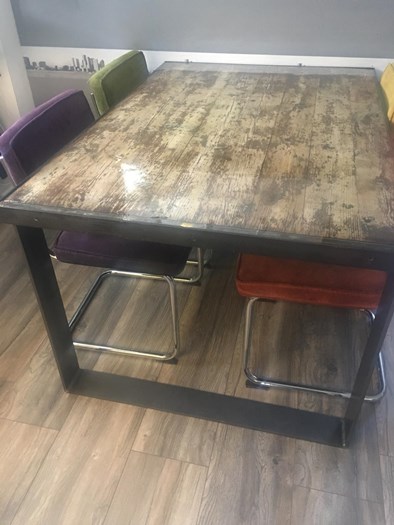 Eettafel gemaakt van steenschotten 0,96x1m40 mat stalen poten 10x100.
Blad behandeld met epoxy.
