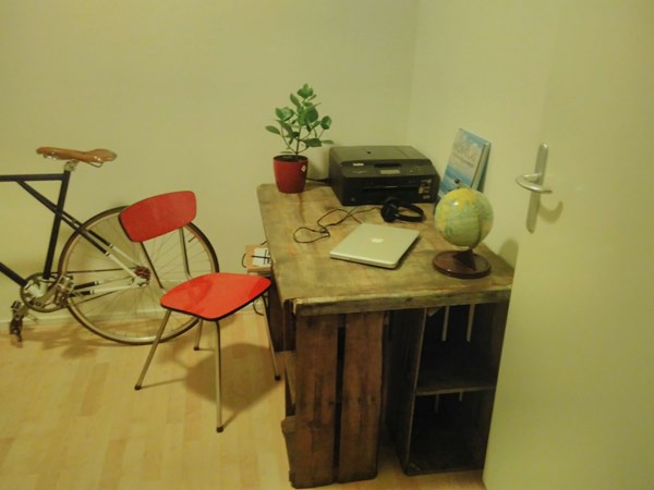 Bureau gemaakt van steenschot 0,75x1m20.
Sinaasappelkisten zijn ook door ons geleverd.