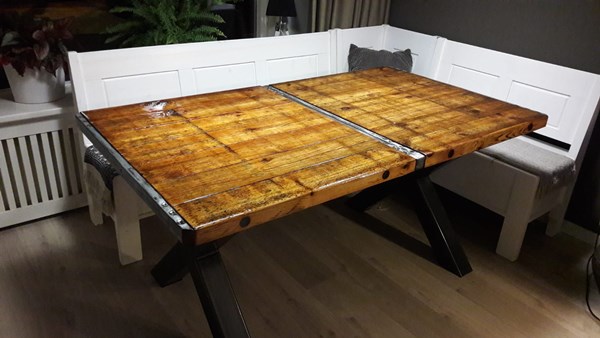 Tafel gemaakt van 2 steenschotten 0,98 x 1m40.
Schotten zijn ingekort en later aan elkaar bevestigd.
Behandeld met een epoxy hars.