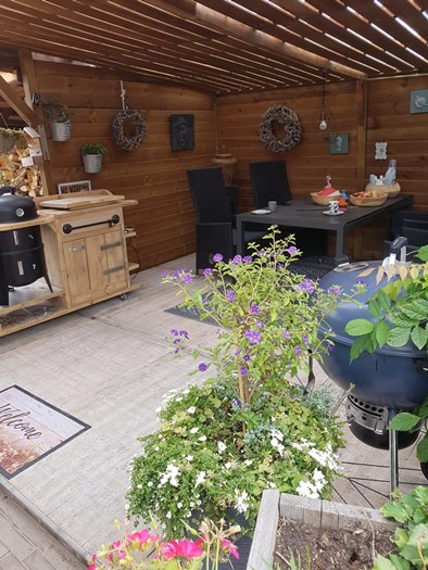 Steenschotten 1m x 1m40 als vloer in veranda.