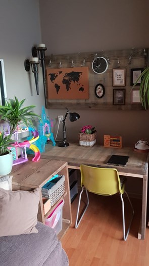 Bureau en wandbord gemaakt van steenschotten 0,7 x 1m40.