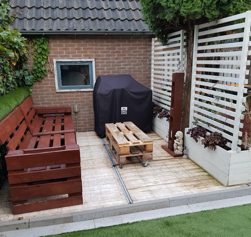 Vlonder gemaakt van steenschotten 110 x 140 AAA met draadeind. Vlonder gemaakt van steenschotten 110 x 140 AAA met draadeind.