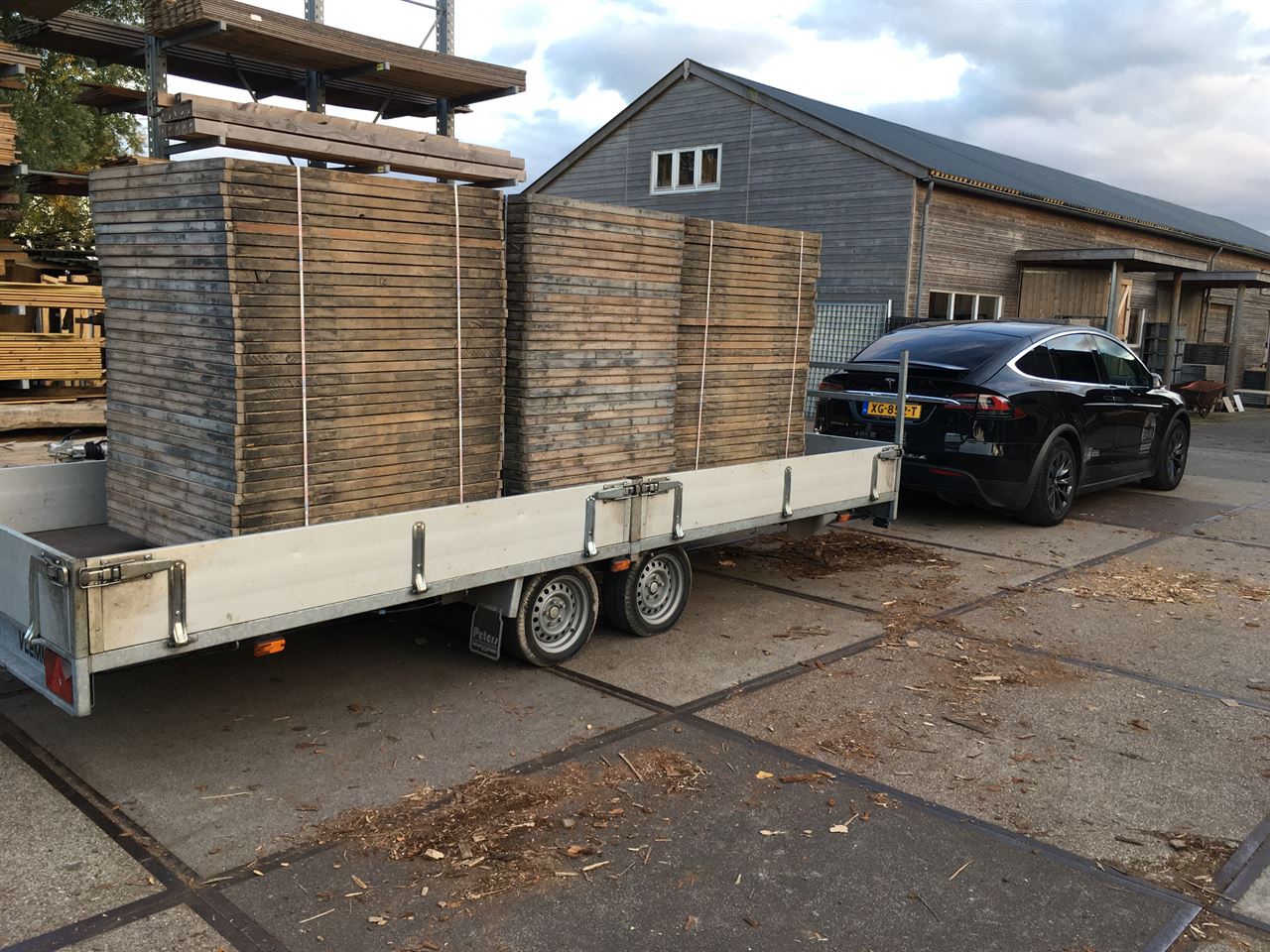 5000 kilo aan steenshotten achter een Tesla. 5000 kilo aan steenshotten achter een Tesla.