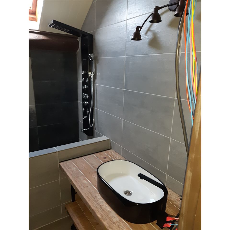 Badkamermeubel gemaakt van onze steenschotten door klant uit Oostende. Badkamermeubel gemaakt van onze steenschotten door klant uit Oostende.