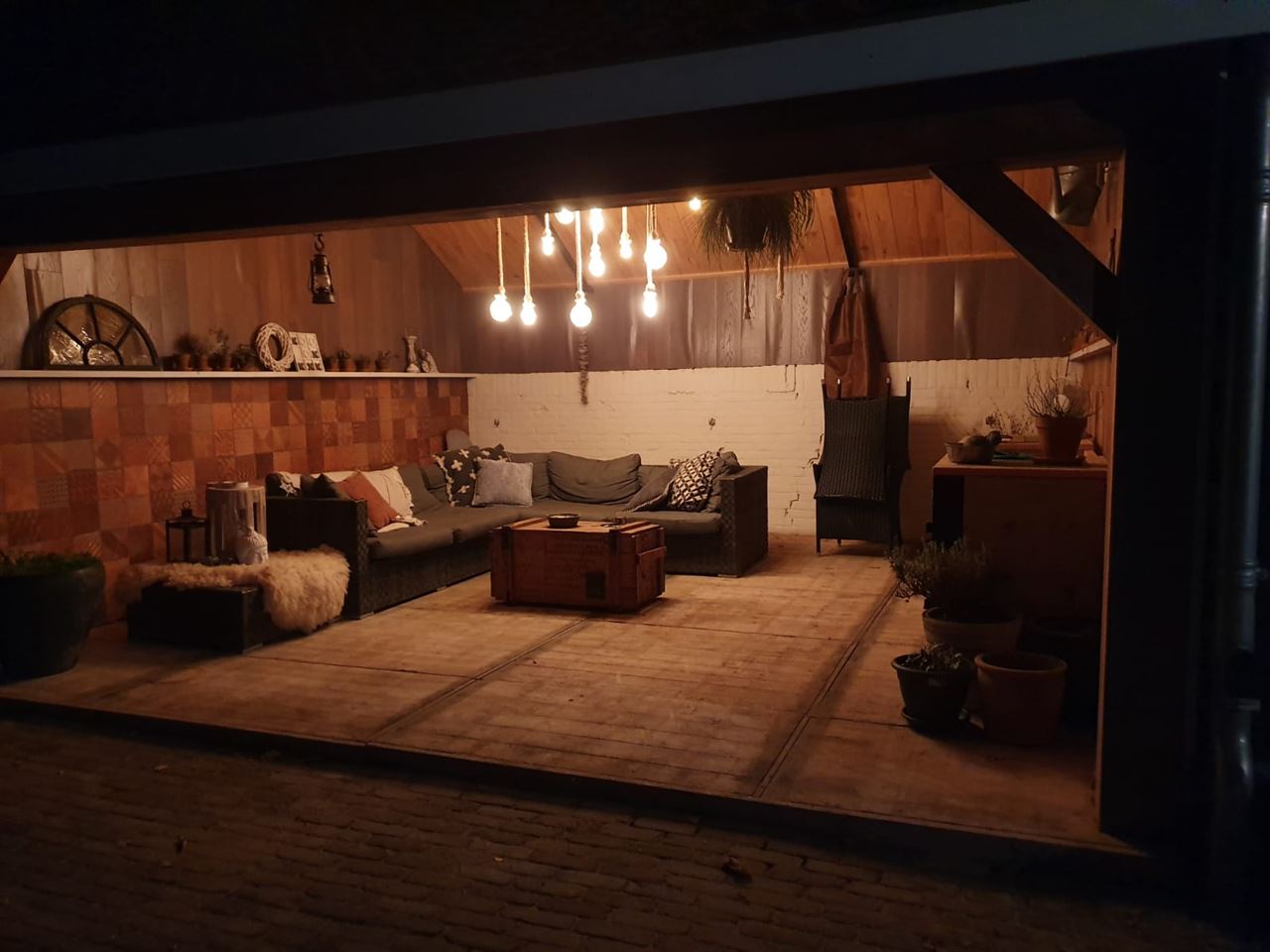 Steenschotten 110 x140 AAA gebruikt in veranda.
Als plafond zijn onze grenen planken gebruikt. Steenschotten 110 x140 AAA gebruikt in veranda.
Als plafond zijn onze grenen planken gebruikt.
