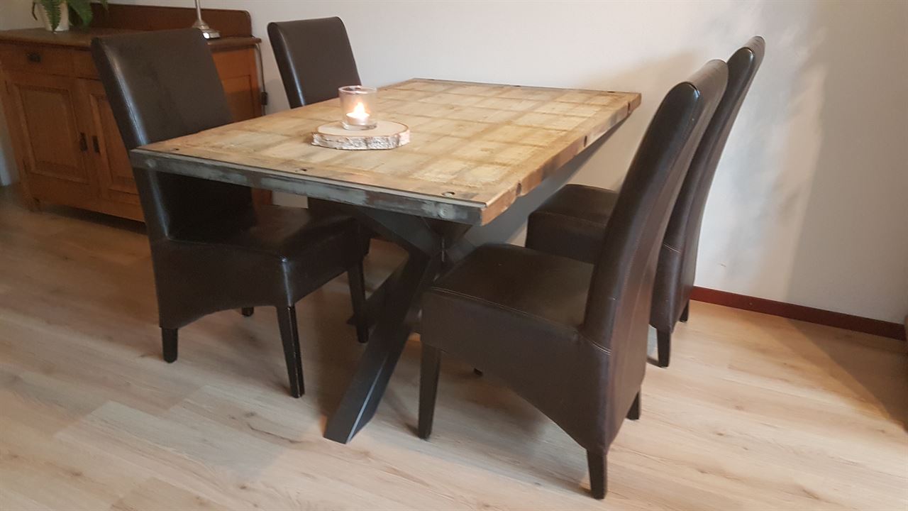 Steenschot 0,95 x 1,5 gebruikt als tafelblad. Steenschot 0,95 x 1,5 gebruikt als tafelblad.