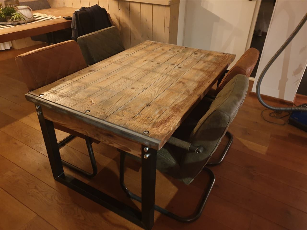 Tafel gemaakt van steenschot 0,95 x 1m50 met onderliggers. Tafel gemaakt van steenschot 0,95 x 1m50 met onderliggers.