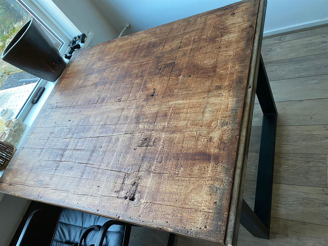 Tafel gemaakt van steenschot 111 x 140 en behandeld met een houtbeits van Rambo. Tafel gemaakt van steenschot 111 x 140 en behandeld met een houtbeits van Rambo.