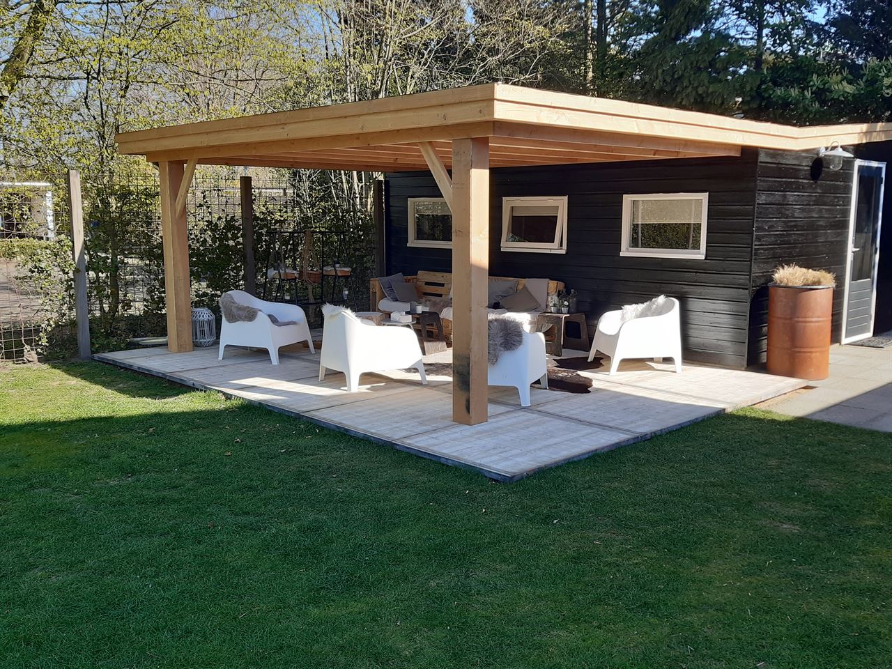 Terras gemaakt van de steenschotten 111 x 140.
Lounge set is gemaakt van de euro pallets 0,8 x 1,2m.
(ook bij ons verkrijgbaar) Terras gemaakt van de steenschotten 111 x 140.
Lounge set is gemaakt van de euro pallets 0,8 x 1,2m.
(ook bij ons verkrijgbaar)