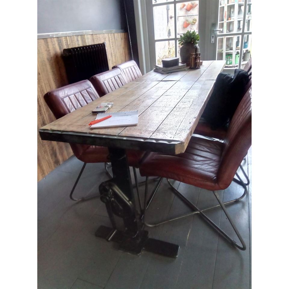 Tafel gemaakt van 2 steenschotten. Tafel gemaakt van 2 steenschotten.