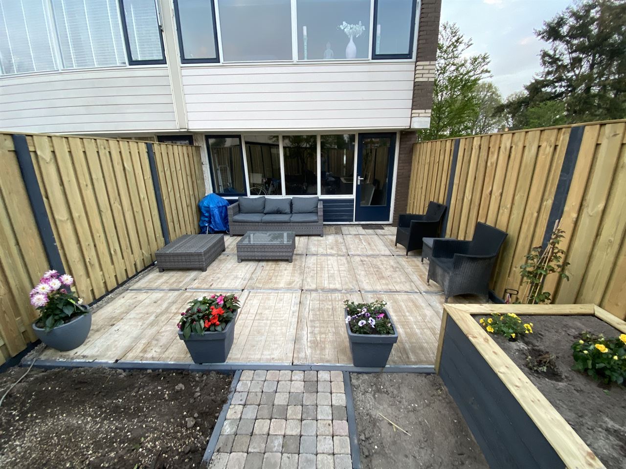 Terras gemaakt van de steenschotten 75 x 120. Terras gemaakt van de steenschotten 75 x 120.