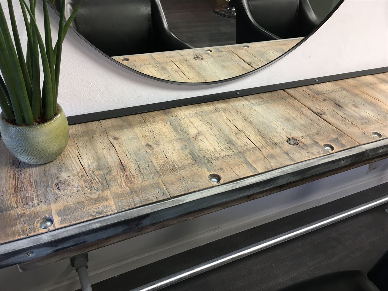 Kaptafel kapsalon gemaakt van steenschotten. Kaptafel kapsalon gemaakt van steenschotten.