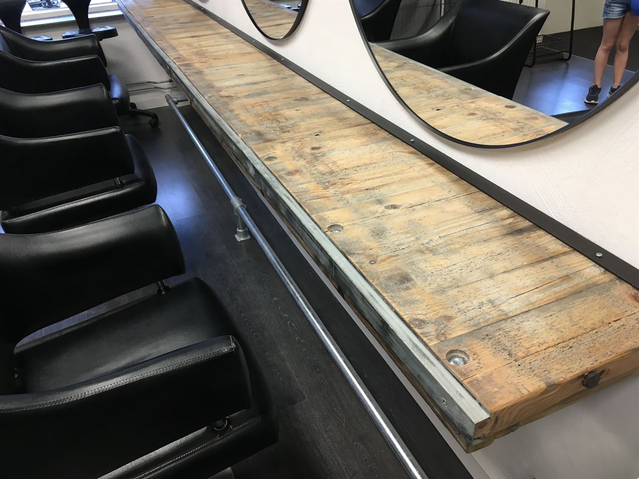 Kaptafel kapsalon gemaakt van steenschotten. Kaptafel kapsalon gemaakt van steenschotten.