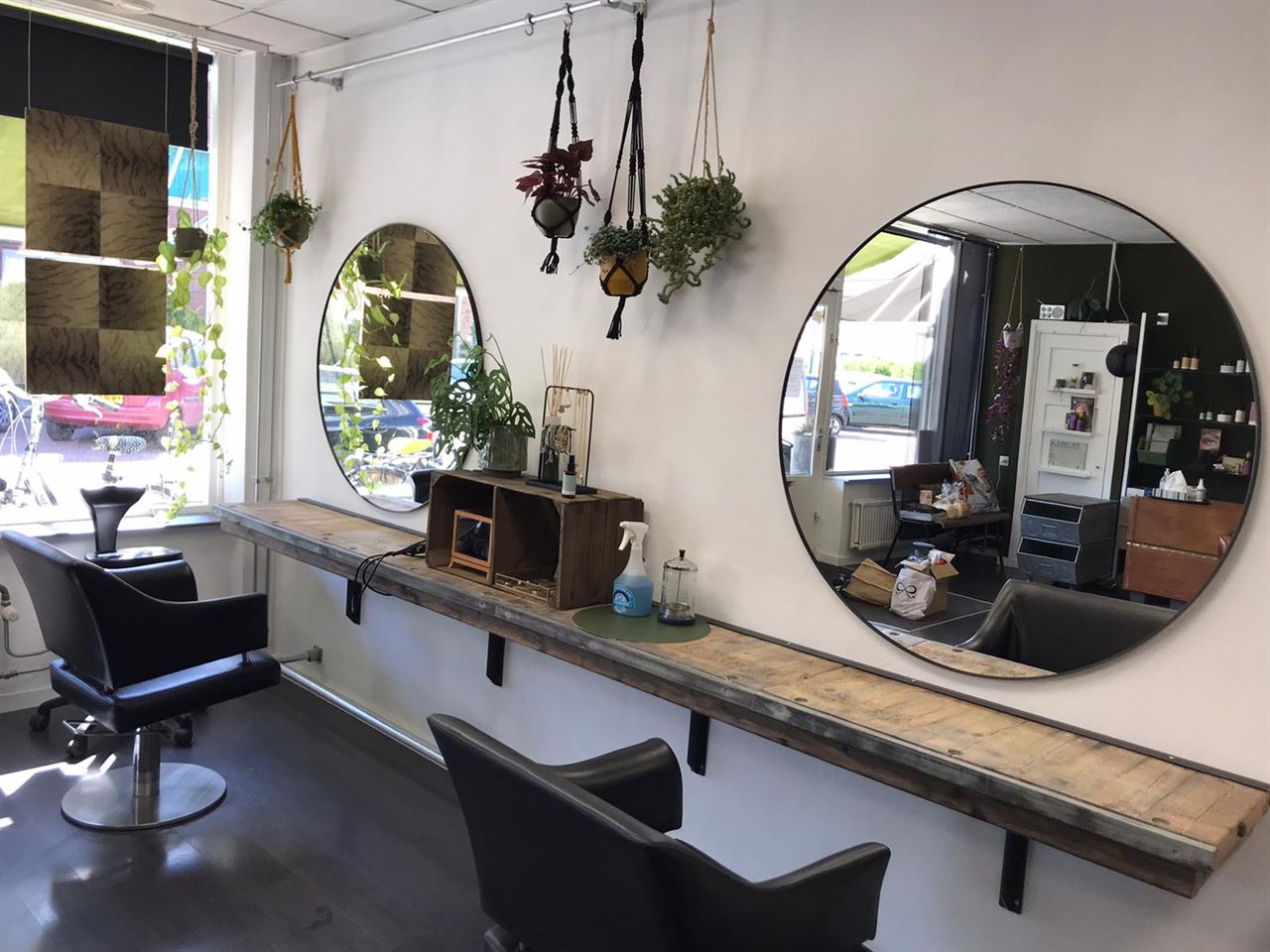 Steenschotten gebruikt als kaptafel in kapsalon. Steenschotten gebruikt als kaptafel in kapsalon.