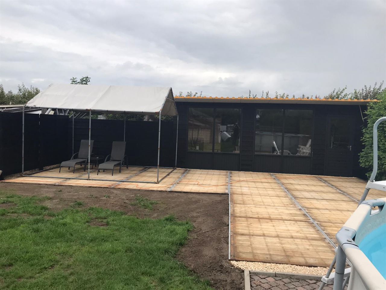 Vonder gemaakt van steenschotten 95 x 150 met onderliggers. Vonder gemaakt van steenschotten 95 x 150 met onderliggers.