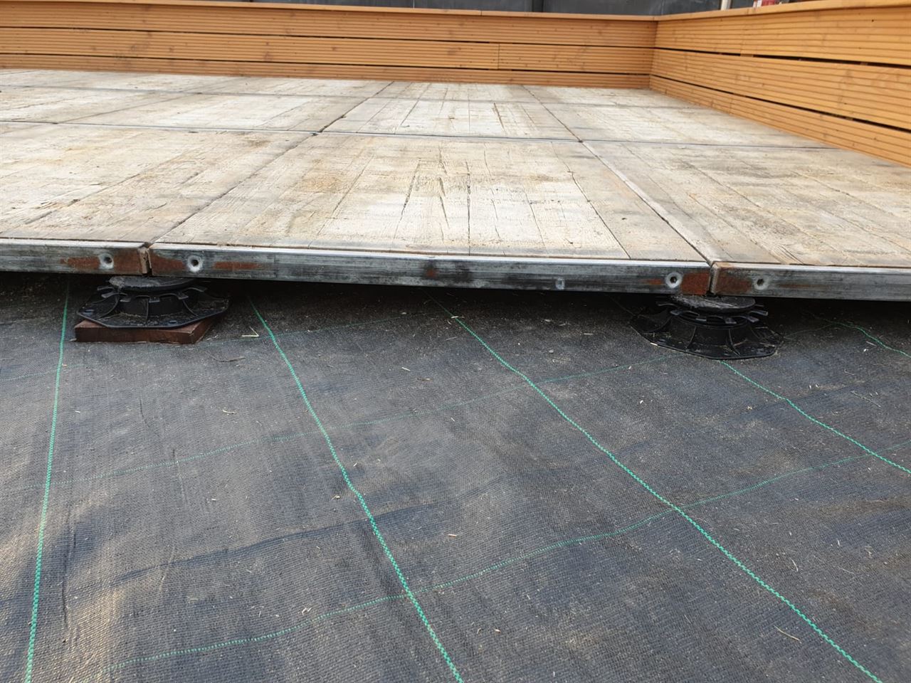 Vlonder gemaakt van schotten 75 x 120 op stelplaten. Vlonder gemaakt van schotten 75 x 120 op stelplaten.