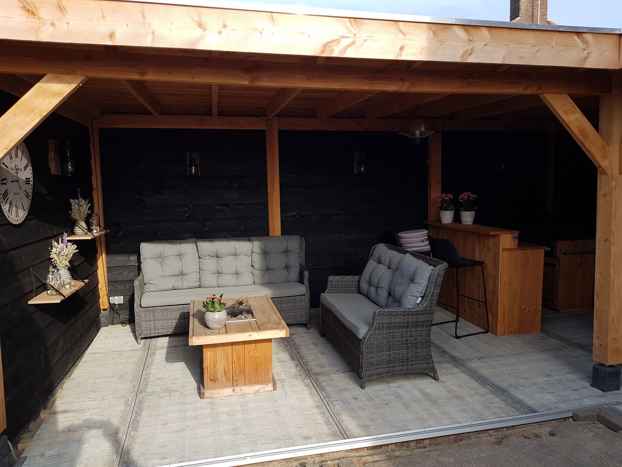 Steenschotten 111 x 140 gebruikt in veranda.
Voorkant afgewerkt met hoekprofiel. Steenschotten 111 x 140 gebruikt in veranda.
Voorkant afgewerkt met hoekprofiel.