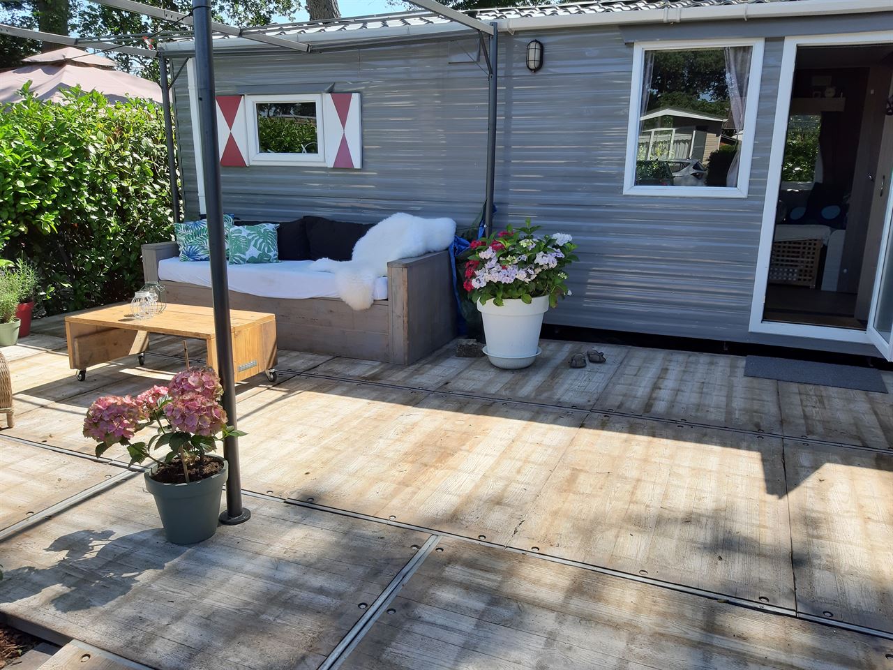 Terras van schotten 95 x 150 met onderliggers. Terras van schotten 95 x 150 met onderliggers.