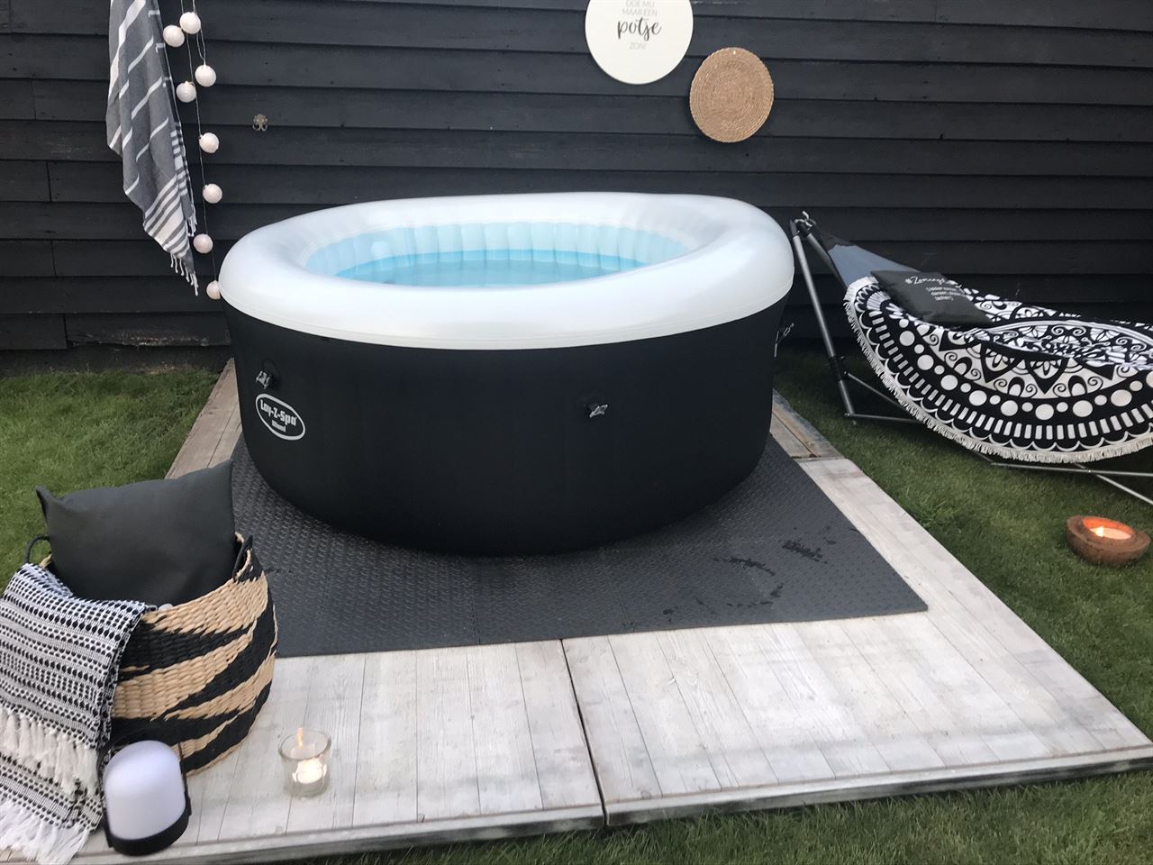 Steenschotten 111 x 140 gebruikt als vlonder van opblaas jacuzzi. Steenschotten 111 x 140 gebruikt als vlonder van opblaas jacuzzi.