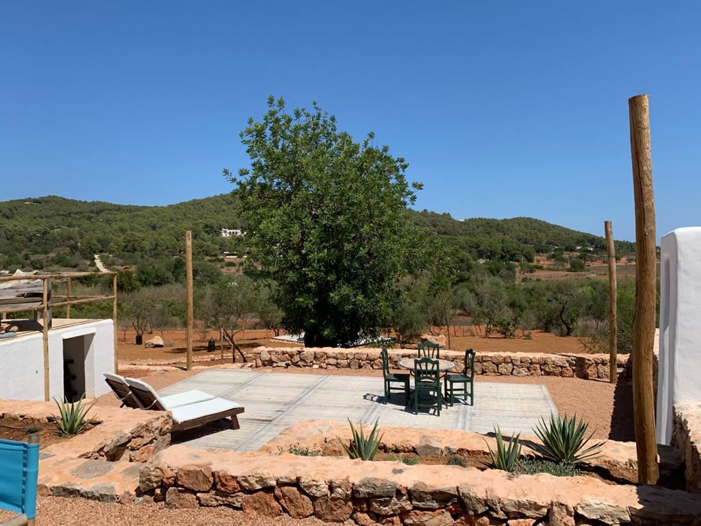 Vlonder op Ibiza gemaakt van steenschotten 115 x 150 Vlonder op Ibiza gemaakt van steenschotten 115 x 150