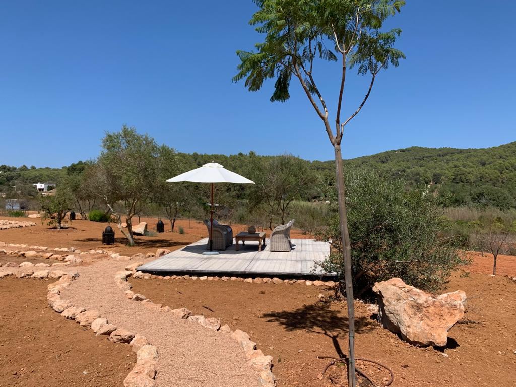 Vlonder op Ibiza gemaakt van steenschotten 115 x 150 Vlonder op Ibiza gemaakt van steenschotten 115 x 150