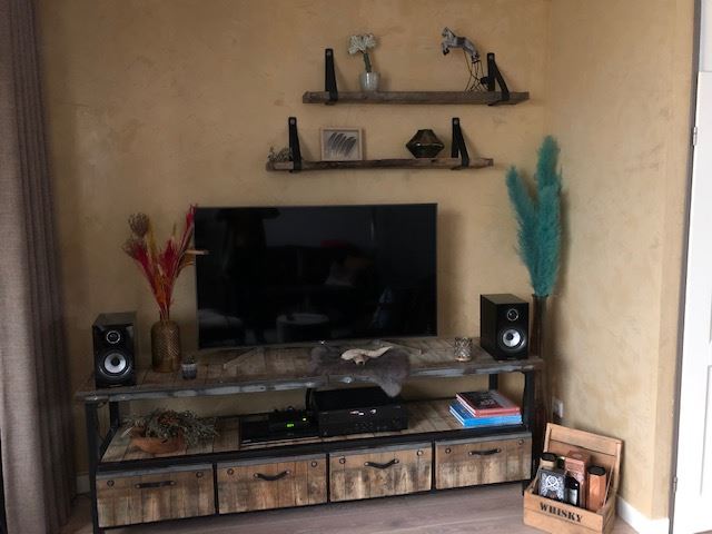 Kast gemaakt van steenschotten 95x150. Kast gemaakt van steenschotten 95x150.