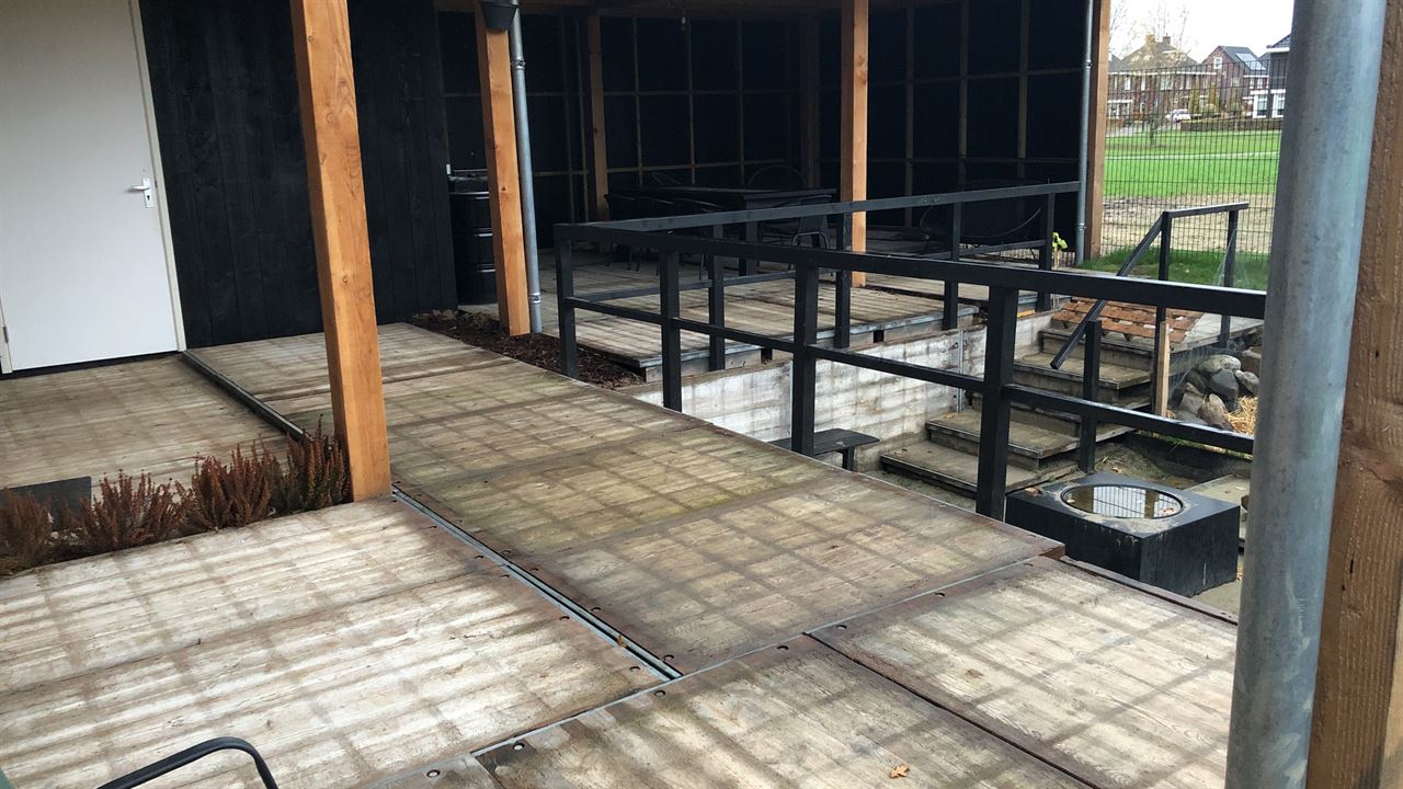 Terras gemaakt van steenshotten 95 x 150 met onderliggers. Terras gemaakt van steenshotten 95 x 150 met onderliggers.