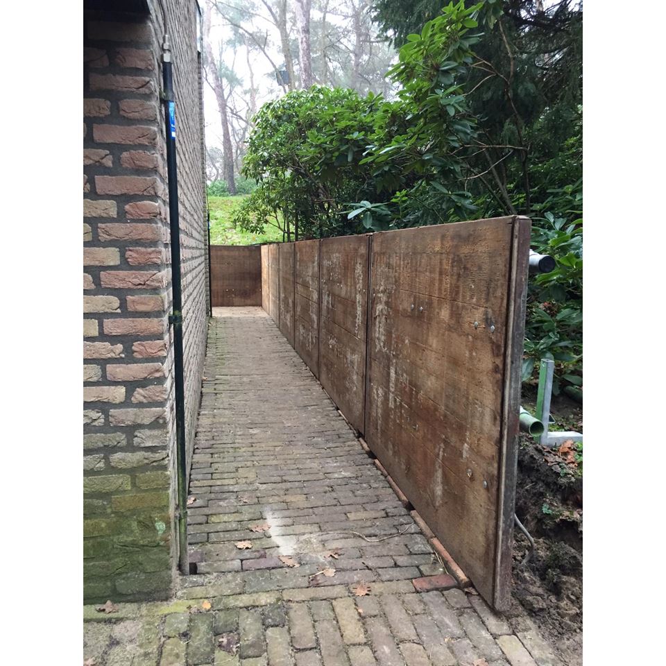 Grondkering gemaakt van hardhouten steenschotten 110 x 145. Grondkering gemaakt van hardhouten steenschotten 110 x 145.