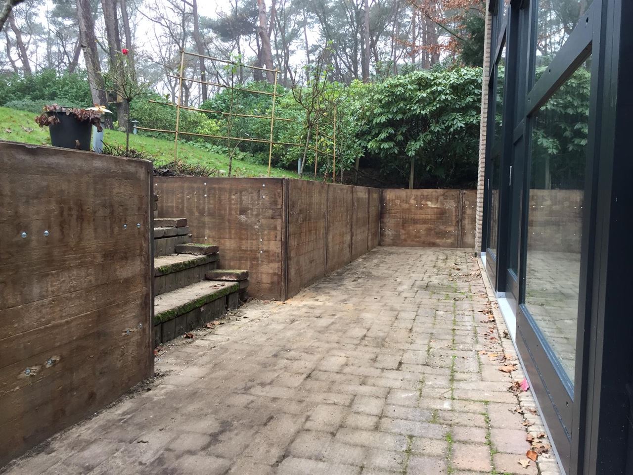 Grondkering gemaakt van hardhouten steenschotten 110 x 145. Grondkering gemaakt van hardhouten steenschotten 110 x 145.