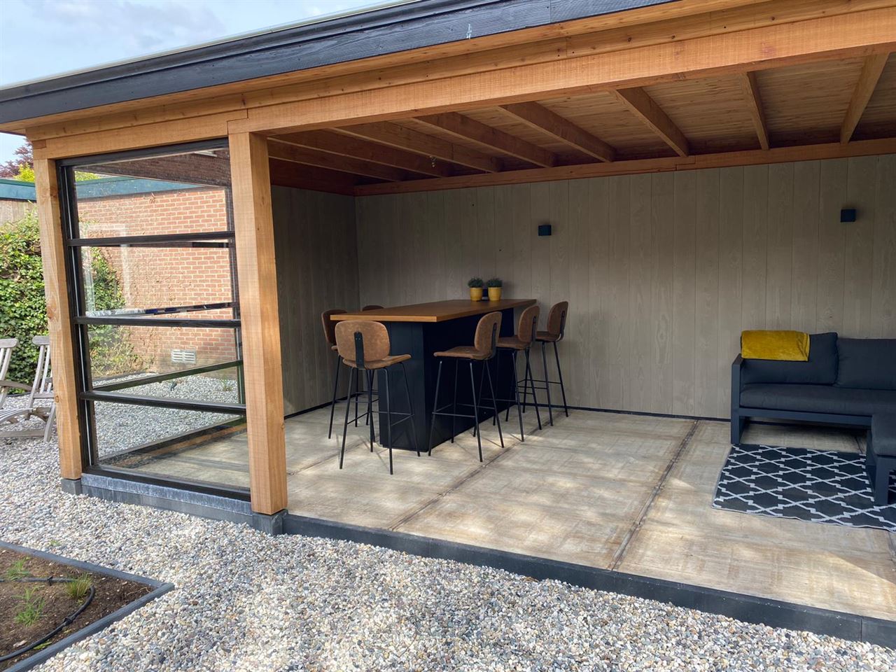 Vloer veranda van steenschotten 66x124. Verder ook ons 2e keus wanbeschot gebruikt voor wand en bar. Vloer veranda van steenschotten 66x124. Verder ook ons 2e keus wanbeschot gebruikt voor wand en bar.