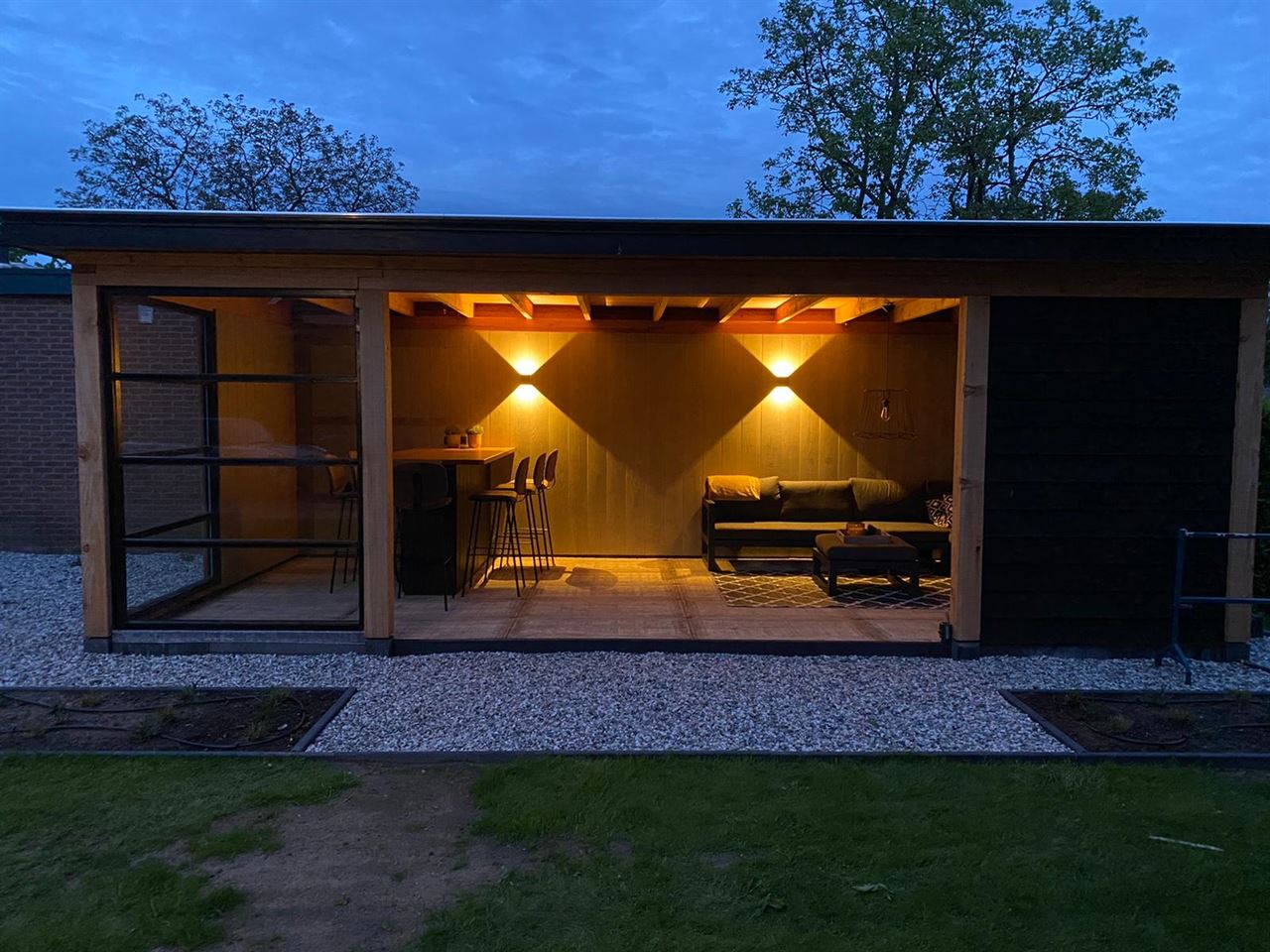Vloer veranda van steenschotten 66x124. Verder ook ons 2e keus wanbeschot gebruikt voor wand en bar. Vloer veranda van steenschotten 66x124. Verder ook ons 2e keus wanbeschot gebruikt voor wand en bar.