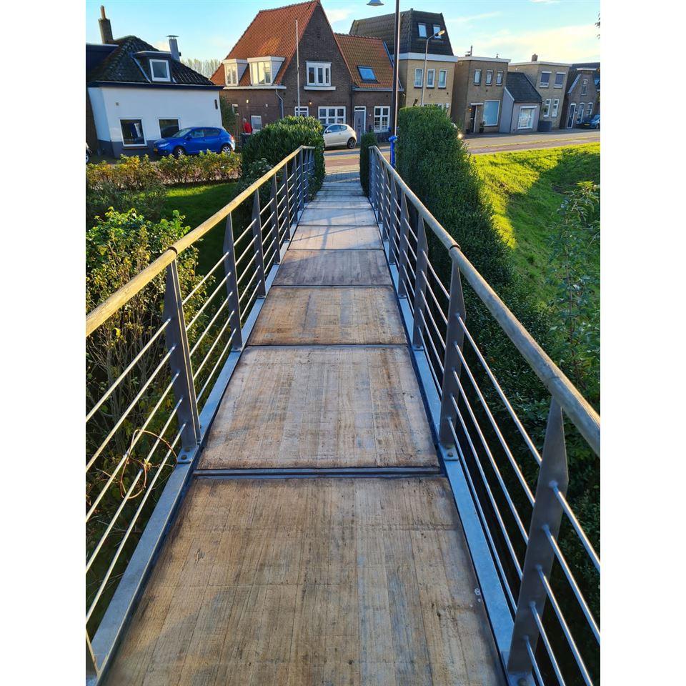 Brug van hardhouten schotten 115x140. Brug van hardhouten schotten 115x140.