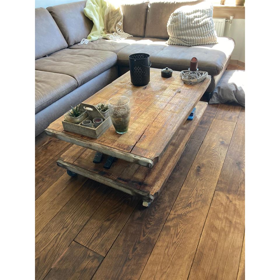Salontafel gemaakt van 2 steenschotten 75x124 en behandeld met olijfolie. Salontafel gemaakt van 2 steenschotten 75x124 en behandeld met olijfolie.