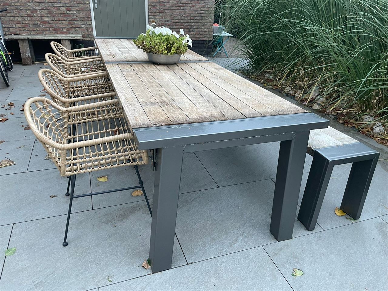 Tafel gemaakt van hardhouten steenschotten 110 x 140. Tafel gemaakt van hardhouten steenschotten 110 x 140.