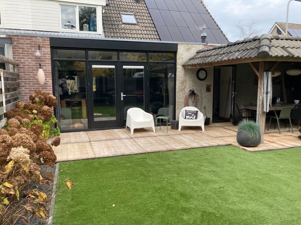 Terras gemaakt van hardhouten steenschotten 110x140. Terras gemaakt van hardhouten steenschotten 110x140.