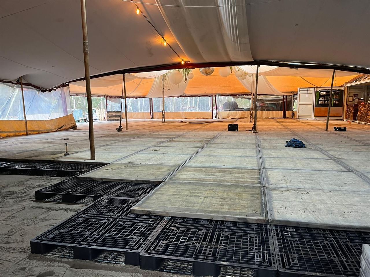 Vloer gemaakt van de schotten 110x140. Vloer gemaakt van de schotten 110x140.
