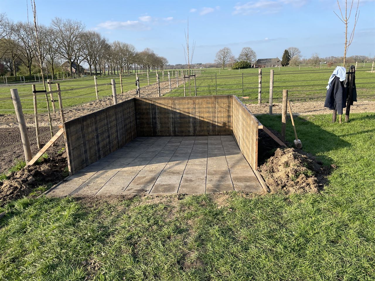 Mestbak gemaakt van steenschotten 65x140 Mestbak gemaakt van steenschotten 65x140