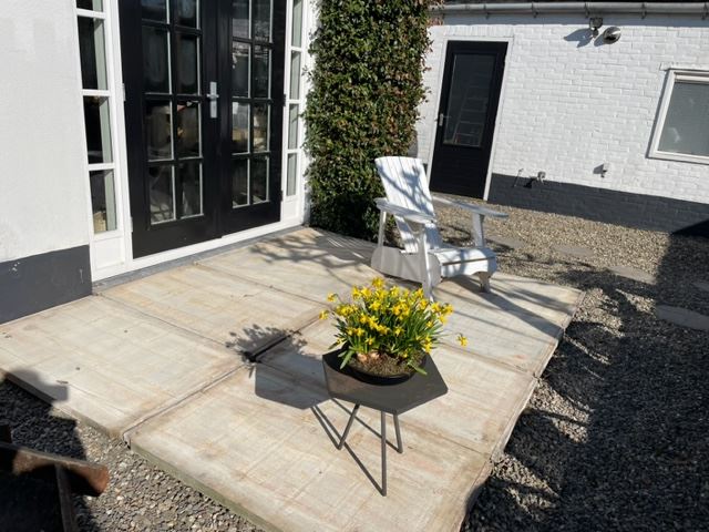 Terras gemaakt van steenschotten 75x124. Terras gemaakt van steenschotten 75x124.