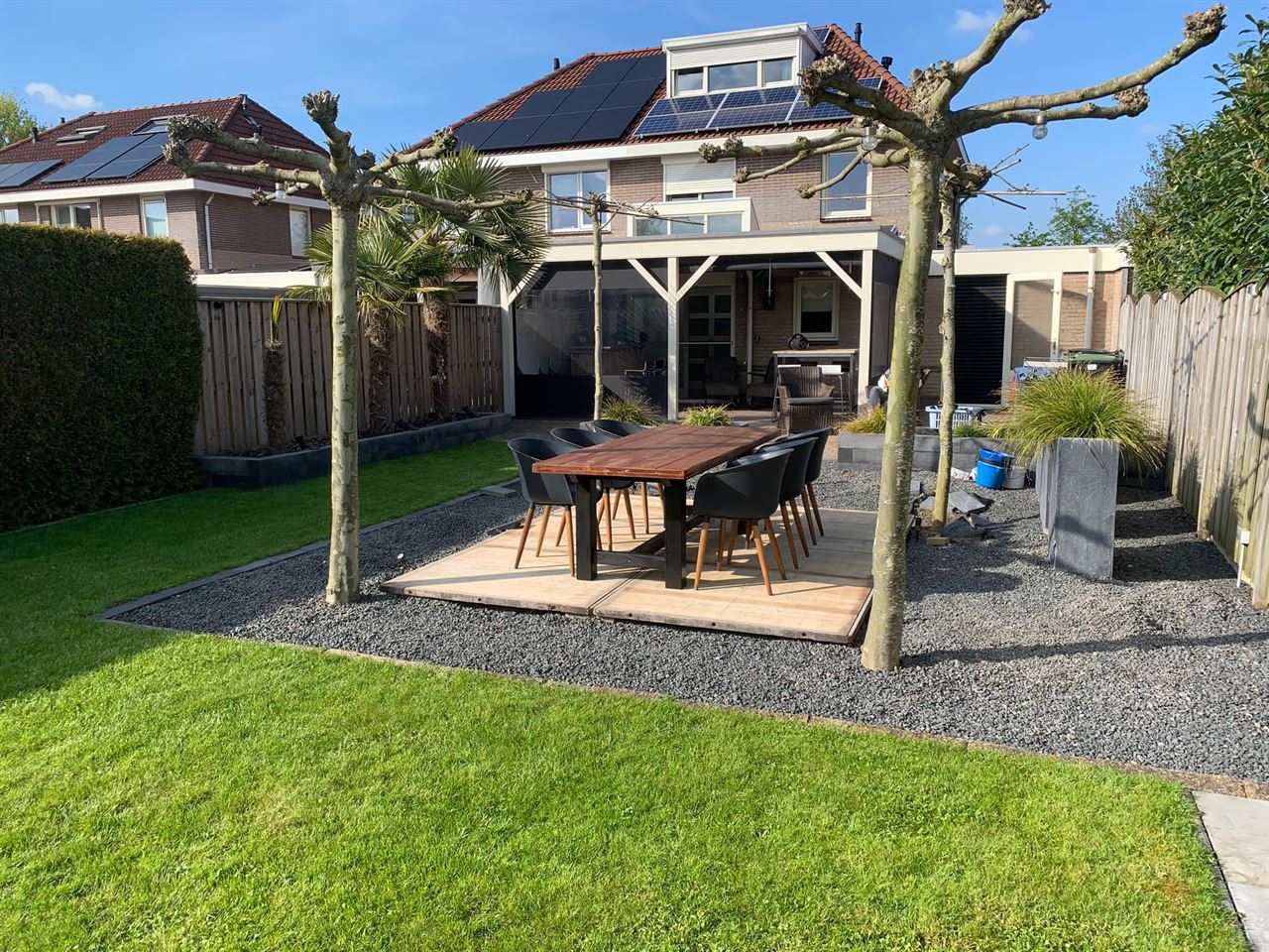 Terras gemaakt van hardhouten steenschotten 111x140. Terras gemaakt van hardhouten steenschotten 111x140.