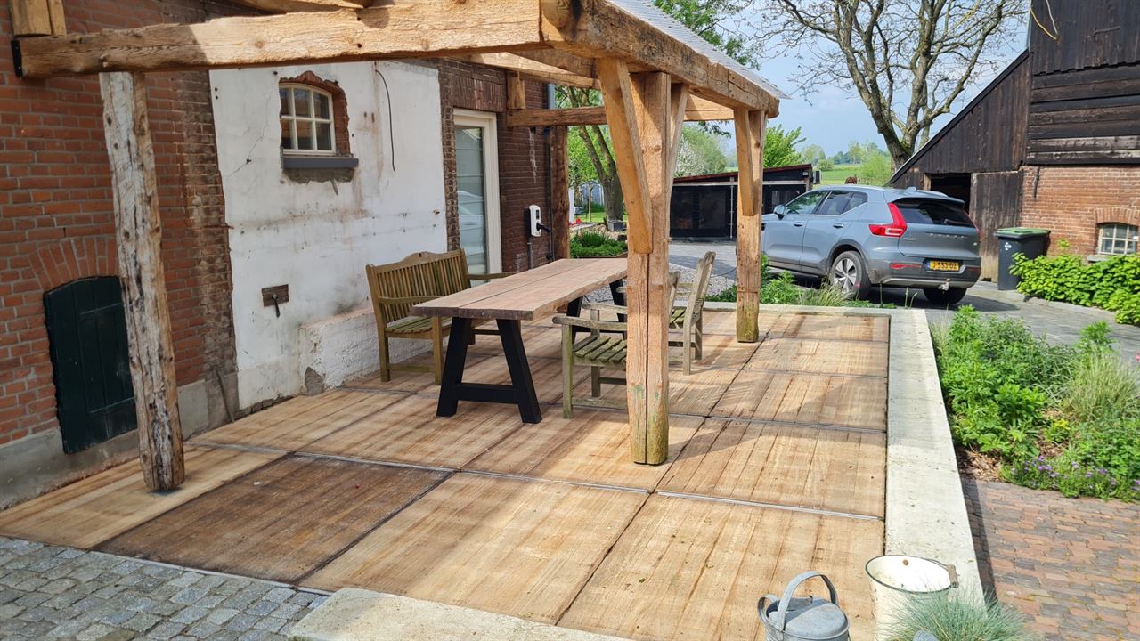 Terras van hardhouten steenschotten 110x140. Terras van hardhouten steenschotten 110x140.
