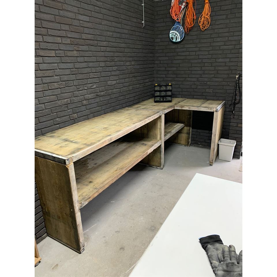 Werkbank gemaakt van steenschotten 65 x 175cm.