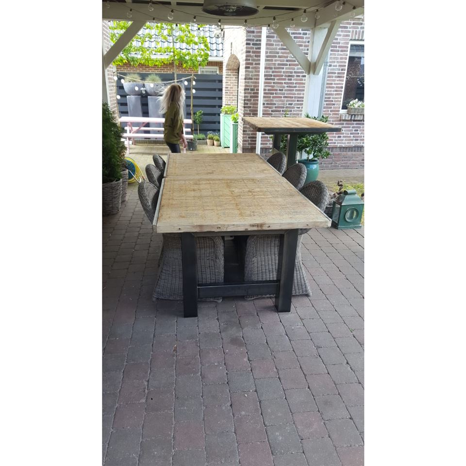 Tafel gemaakt van 2 steenschotten 1m13 x 1m20. Tafel gemaakt van 2 steenschotten 1m13 x 1m20.
