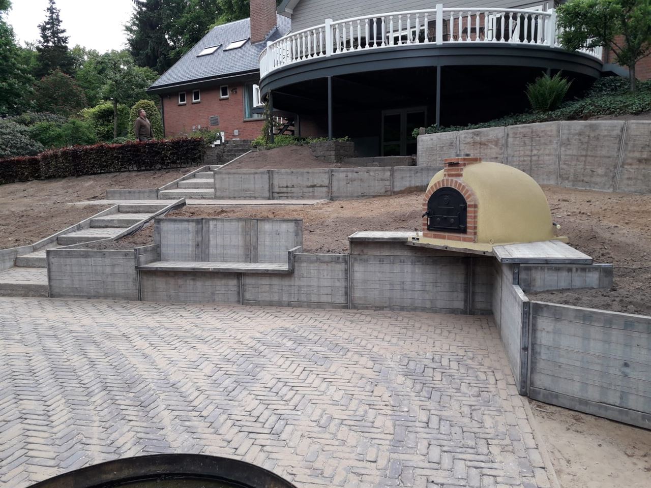 Grondkering , banken en compost bak gemaakt van de schotten 0,71 x 1m40 en 1m13 x 1m20.
Alles is aangelegd door Hovenier Janko Horsten uit Middelaar 06-55877872.
Grondkering , banken en compost bak gemaakt van de schotten 0,71 x 1m40 en 1m13 x 1m20.
Alles is aangelegd door Hovenier Janko Horsten uit Middelaar 06-55877872.