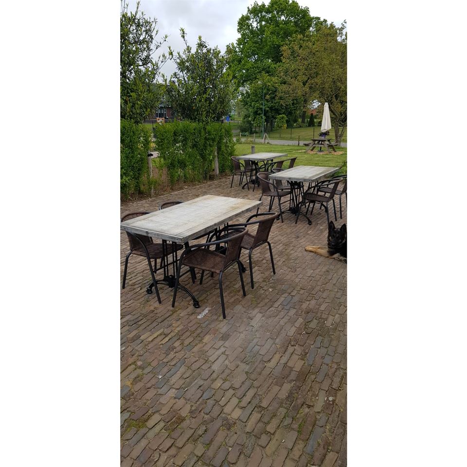 Tafels gemaakt van steenschotten 0,71 x 1m40. Tafels gemaakt van steenschotten 0,71 x 1m40.