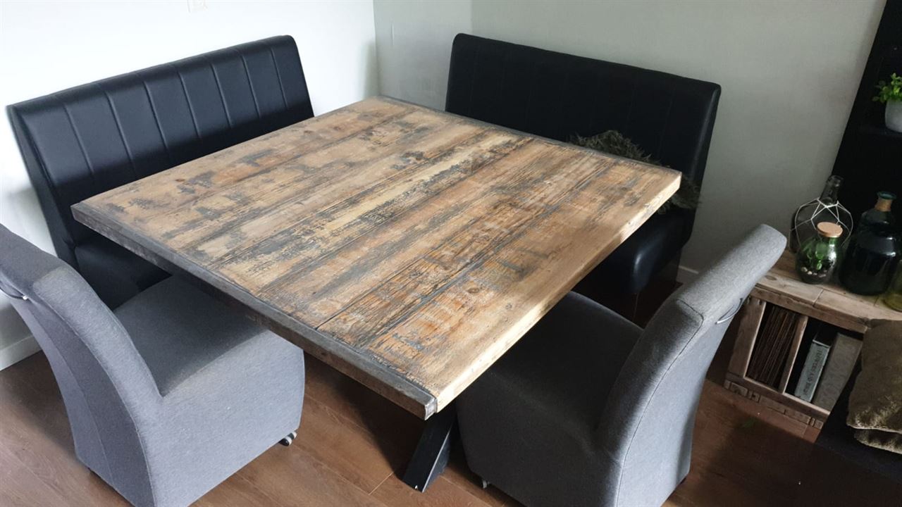 Tafel gemaakt van steenschot 135 x 135. Tafel gemaakt van steenschot 135 x 135.