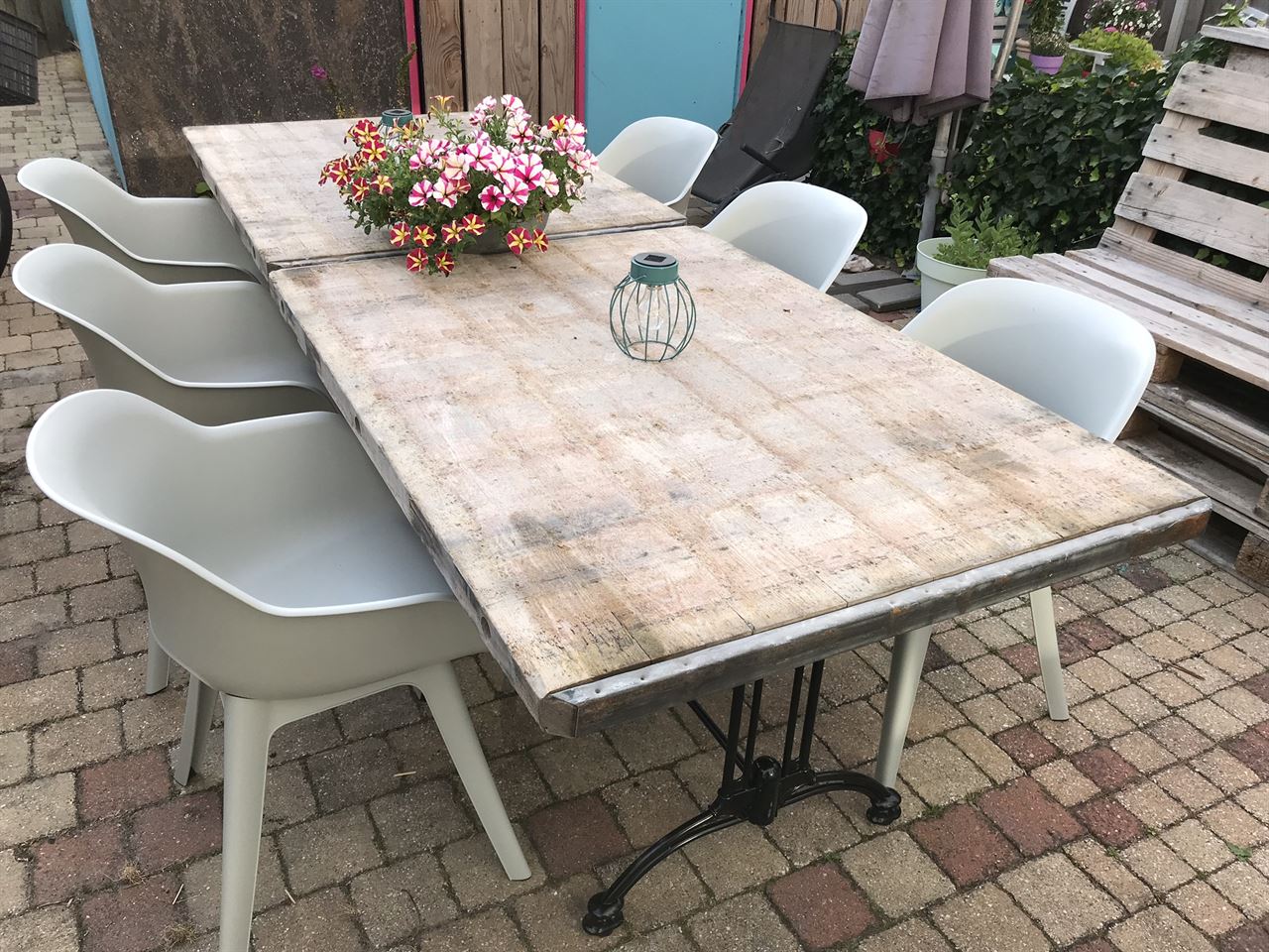 Tuintafel gemaakt van 2 steenschotten 0,97 x 1m40. Tuintafel gemaakt van 2 steenschotten 0,97 x 1m40.