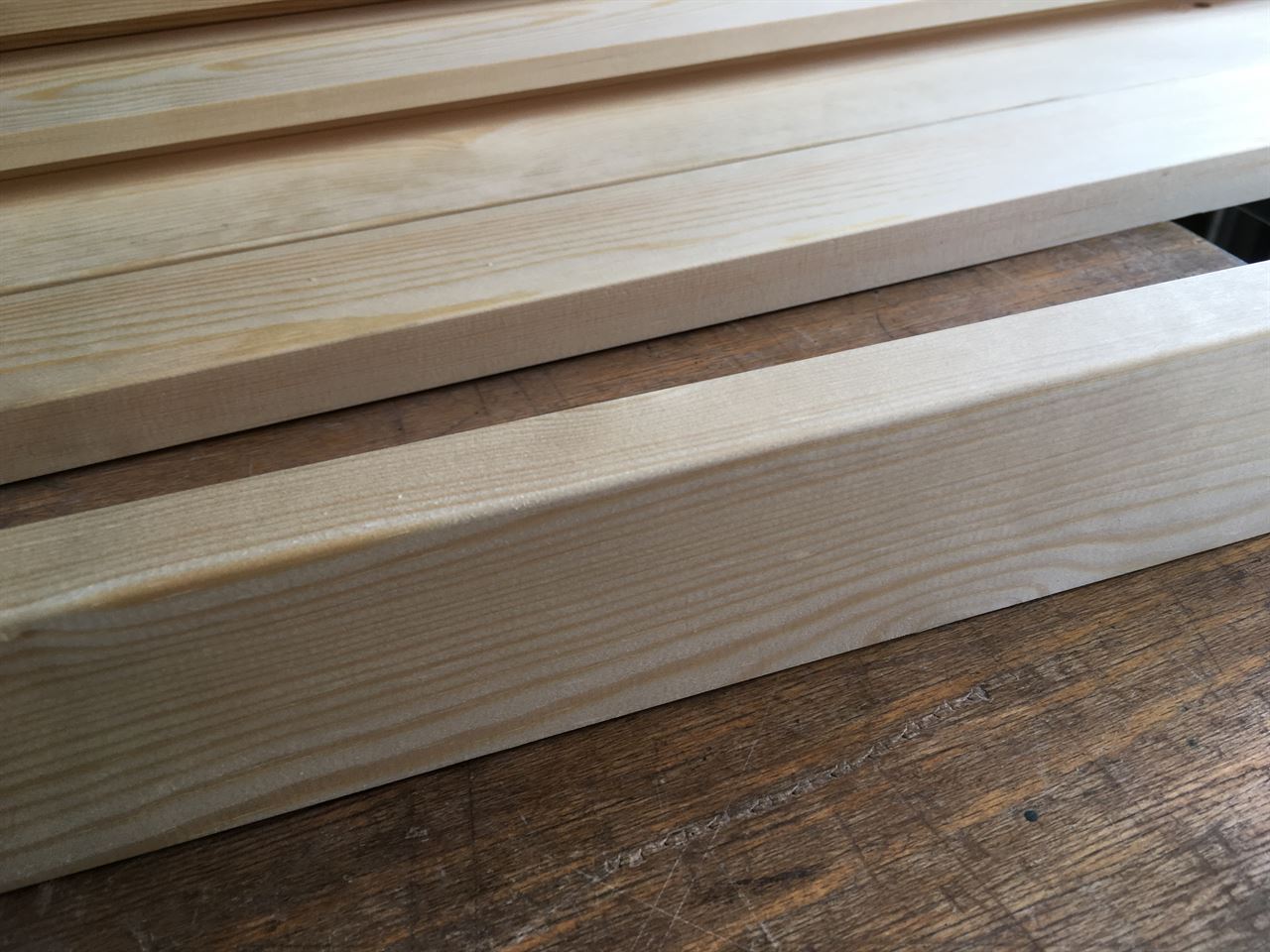 Grenen plinten 60 x 21 mm en 2m10 lang Grenen plinten 60 x 21 mm en 2m10 lang