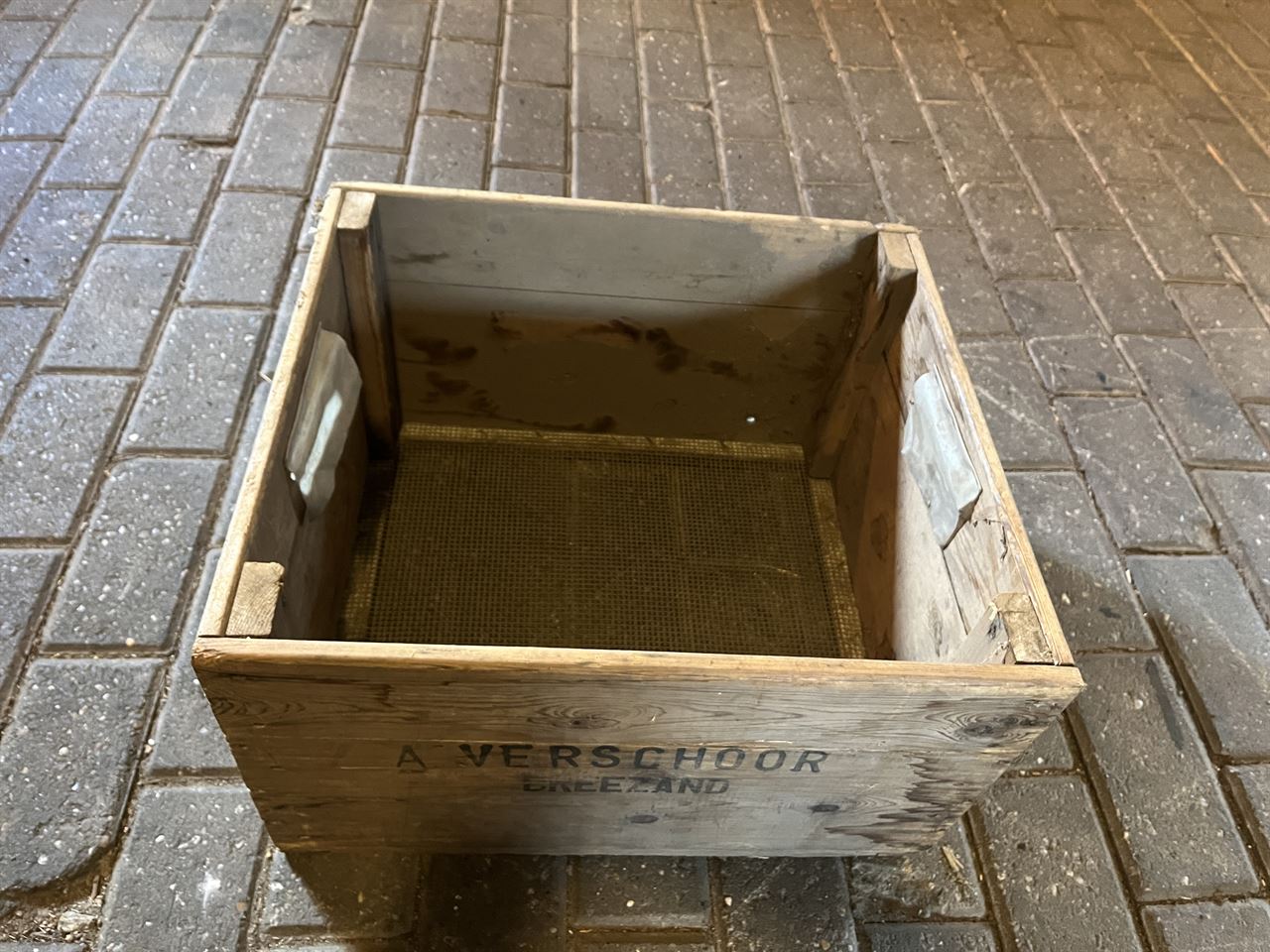 Kisten met bodem van gaas , Anthakrat