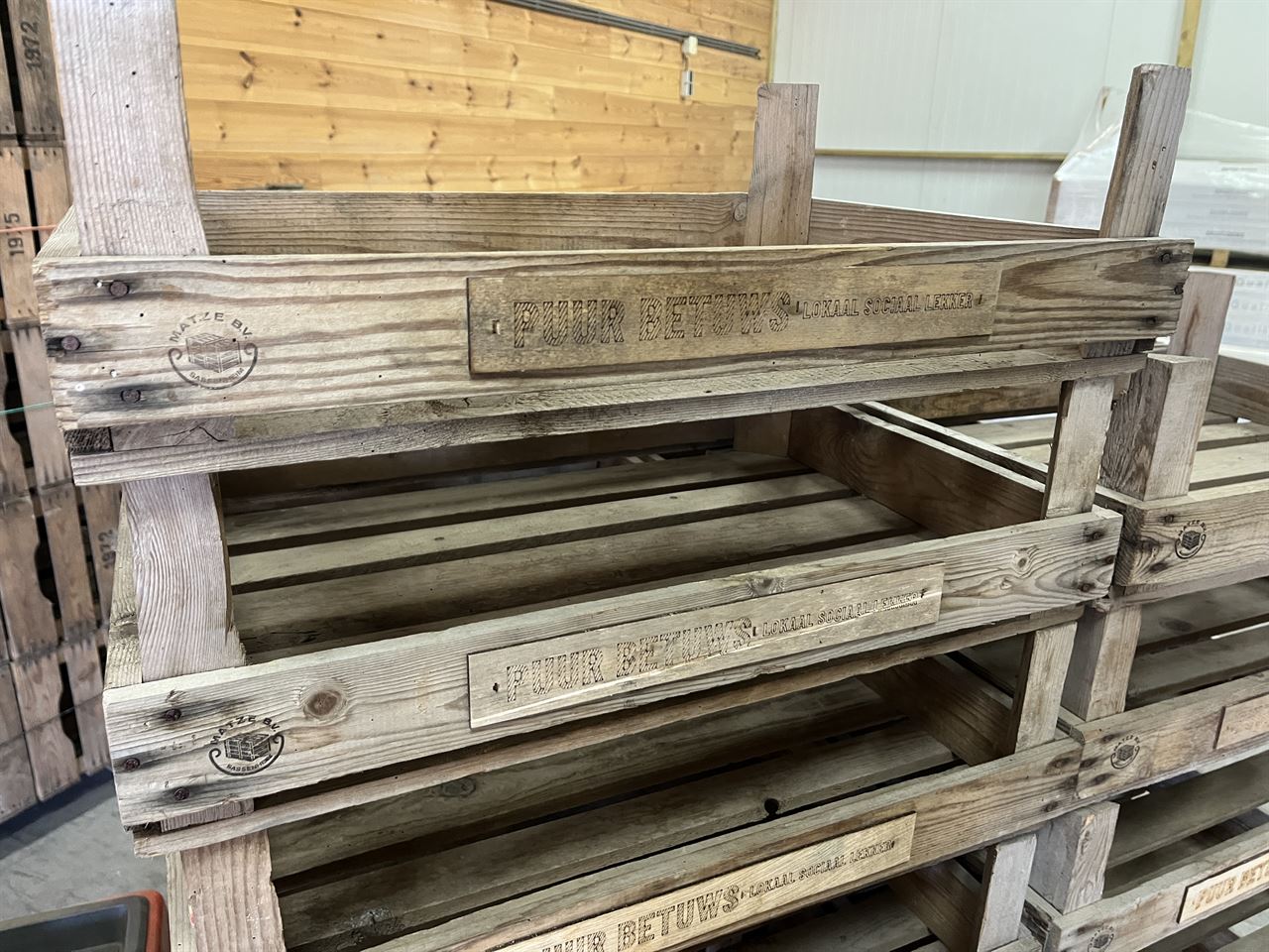 1-lats LOKAAL SOCIAAL LEKKER 18x43x61